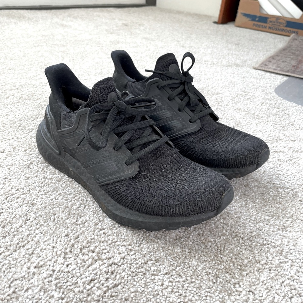 Women’s/Mens Ultraboost 22 Black EUC no soles